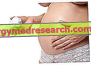 妊娠中のストレッチマークとストレッチマーク：なぜそれらが形成されるのか？